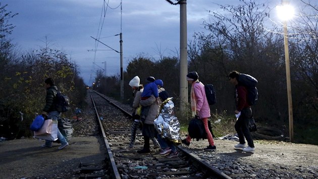 Uprchlci na ecko-makedonsk hranici u eck vesnice Idomeni (28. listopadu 2015).