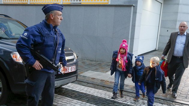 Belgick policista hld u koly v centru Bruselu.