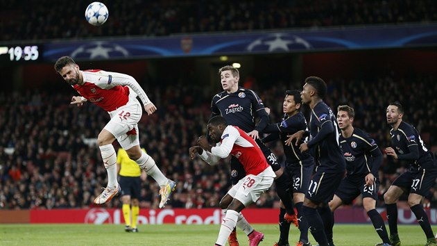 Olivier Giroud z Arsenalu hlavikuje na brnu Dinama Zheb v utkn Ligy mistr.