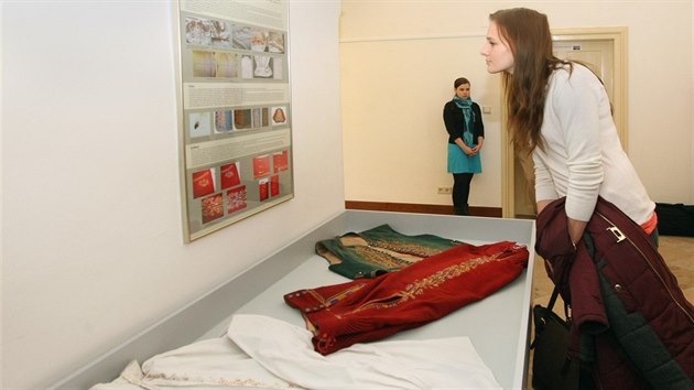 Vitrna s originlnm krojem hanckho obra Drsala v olomouckm Vlastivdnm muzeu