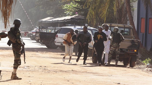 Islamist pepadli luxusn hotel v maliskm Bamaku (20. listopadu 2015)