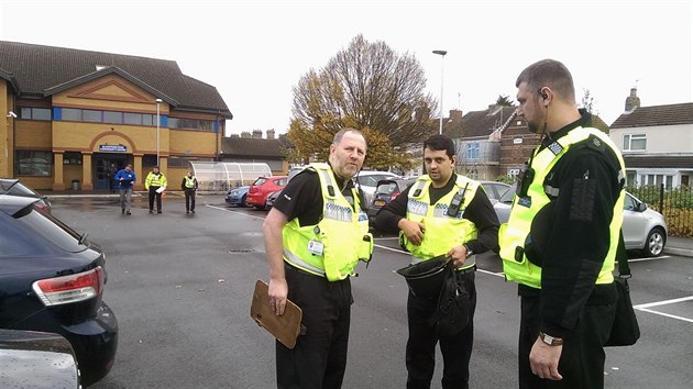 Policist se v Peterborough pipravuj na cestu do ternu.