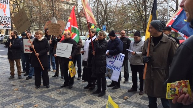 Stedoet starostov protestovali v Praze ped krajskm adem (23.11.2015).