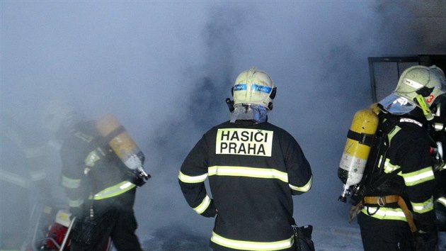 Ve zbraslavsk gari shoelo auto (24.11.2015).