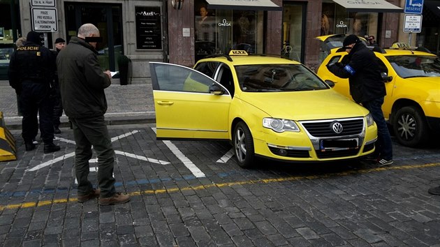 Policist na Staromstskm nmst zadreli nkolik taxik pro podezen z podvodu (24.11.2015).