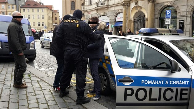 Policist na Staromstskm nmst zadreli nkolik taxik pro podezen z podvodu (24.11.2015).