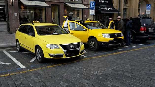 Policist na Staromstskm nmst zadreli nkolik taxik pro podezen z podvodu (24.11.2015).