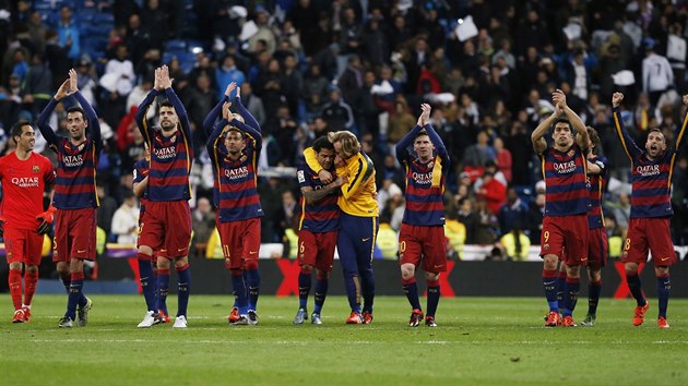 VLDCI PANLSKA. Barcelona potvrdila veden v lize i proti nejvtmu rivalovi. Real Madrid zniila na jeho hiti tymi zsahy a vyhrla pesvdiv 4:0. Tabulku te vede o est bod.