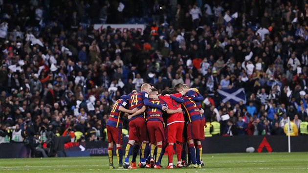 OSLAVA U NEJVTHO RIVALA. Barcelont fotbalist se raduj po vtzstv 4:0 na hiti Realu Madrid.