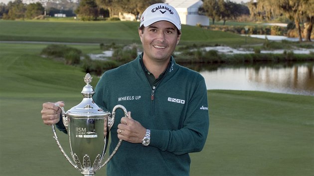 Kevin Kisner s trofej pro vtze turnaje na Sea Island.