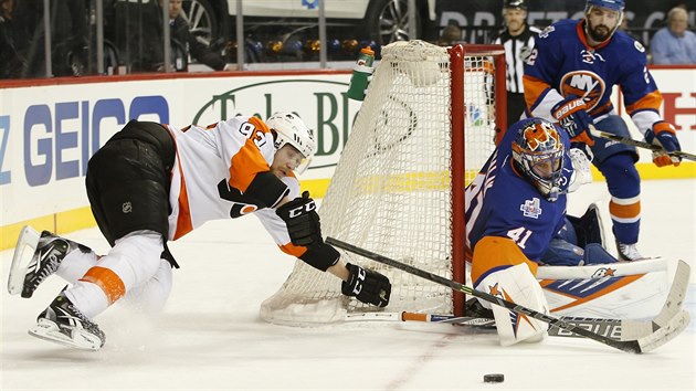 Jakub Vorek z Philadelphie pad za brankou Jaroslava Halka z New York Islanders.