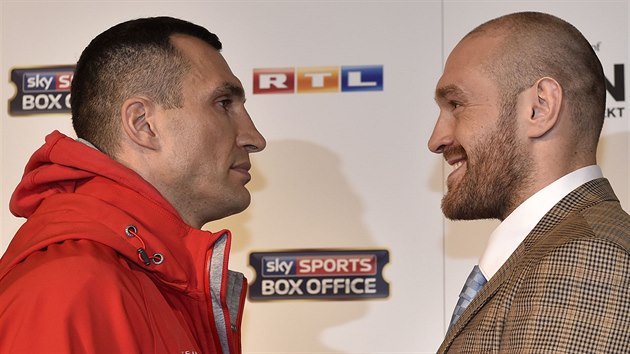 KRÁL A KLAUN. ampion Vladimir Kliko (vlevo) a vyzývatel Tyson Fury ped...