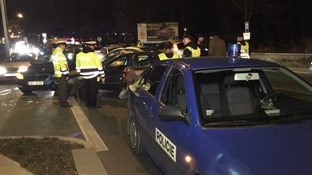 Policist vyetuj nehodu v Kolbenov ulici v Praze (27.11.2015).