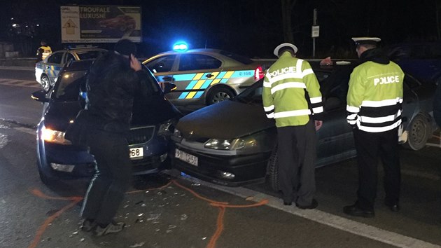Policist vyetuj nehodu v Kolbenov ulici v Praze (27.11.2015).