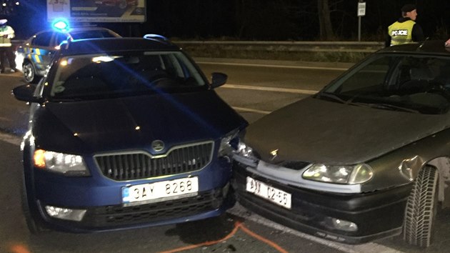 Policist u nehody v prask Kolbenov ulici zjistili, e za volantem jednoho z voz sedl pobodan mu.