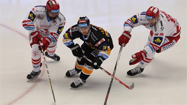 Tinet hokejist Tineck Milana Doudera (vlevo) a Tom Kopeck (vpravo) se sna zastavit litvinovskho Rostislava Martynka.