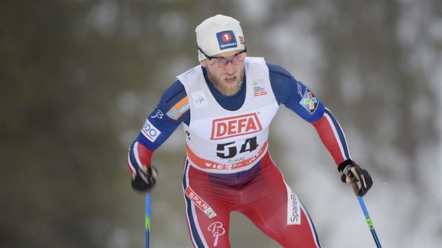 Norsk bec na lych Martin Johnsrud Sundby na trati zvodu na 10 kilometr volnou technikou ve finsk Ruce.