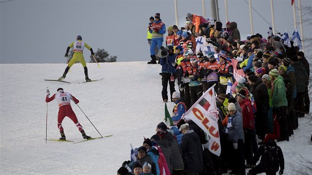 Momentka ze zvodu na 10 kilometr volnou technikou ve finsk Ruce.