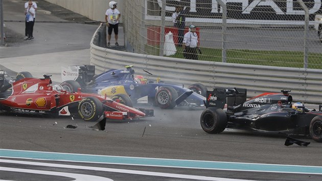 Strka Fernanda Alonsa (vlevo) z Mclarenu (druh zprava) s Pastorem Maldonadem (vpravo) z Lotusu a Sebastianem Vettelem z Ferari ve Velk cen Ab Zab formule 1.