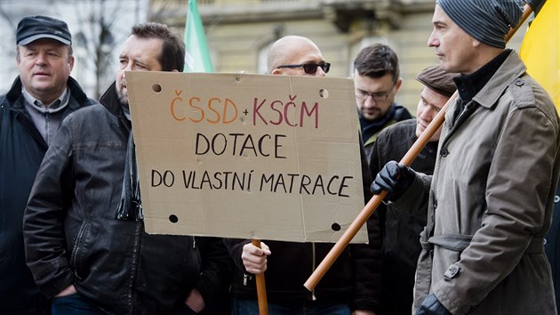 Demonstrace nkterch stedoeskch starost proti dajnmu nespravedlivmu rozdlovn krajskch dotac se konala 23. listopadu ped Krajskm adem  ...