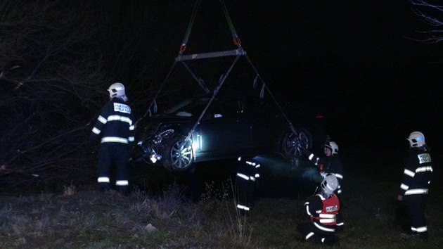 V ulici K eberku vyjel mlad idi ze silnice a narazil do stromu. Ke zrann nedolo.