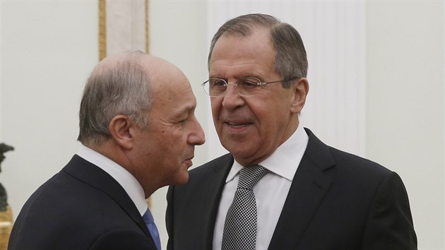 Rusk ministr zahrani Sergej Lavrov mluv se svm francouzskm protjkem Laurentem Fabiusem ped schzkou Vladimra Putina s Francoisem Hollandem. (26. 11. 2015)