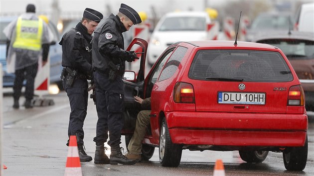 Francouzsk policie kontroluje posdky vozidel na francouzsko-nmeck hranici ve trasburku (20. listopadu 2015).