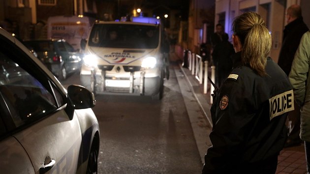 Francouzsk policie hldkuje v ulici ve mst Montrouge, kde byl nalezen pravdpodobn opasek s vbuninami (24. listopadu 2015).