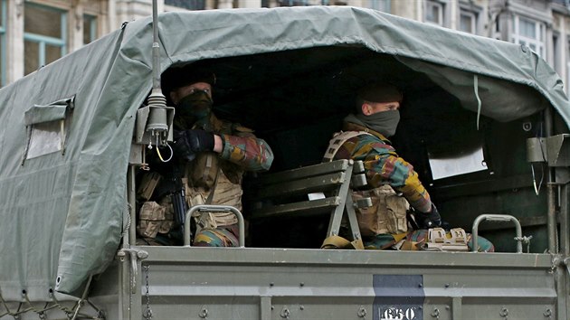 Belgit policist a vojci hldkuj v centru Bruselu, ve mst je stle vyhlen nejvy stupe pohotovosti (24. listopadu 2015).