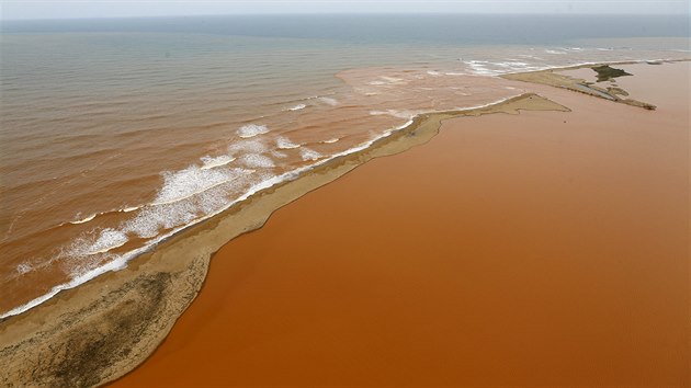 Toxick bahno zneistilo eku Doce, doputovalo a do Atlantiku. Prohnalo se tak nkolika vesnicemi (25. listopadu 2015).