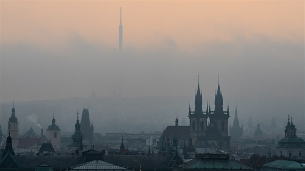 Z inverzn mlhy vykukuje jen pika ikovskho televiznho vyslae, kter je nejvy stavbou v Praze.