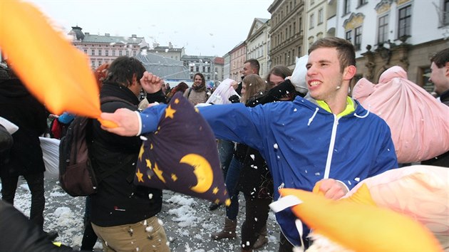 Zhruba tyi destky nadenc se na olomouckm Hornm nmst navzdory nepznivmu poas utkaly v hromadn poltov bitv.