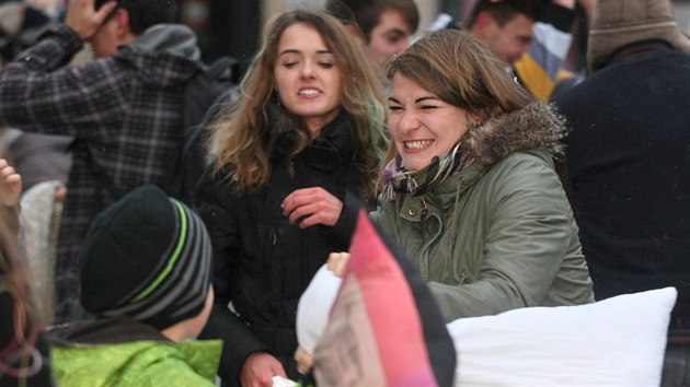 Zhruba tyi destky nadenc se na olomouckm Hornm nmst navzdory nepznivmu poas utkaly v hromadn poltov bitv.