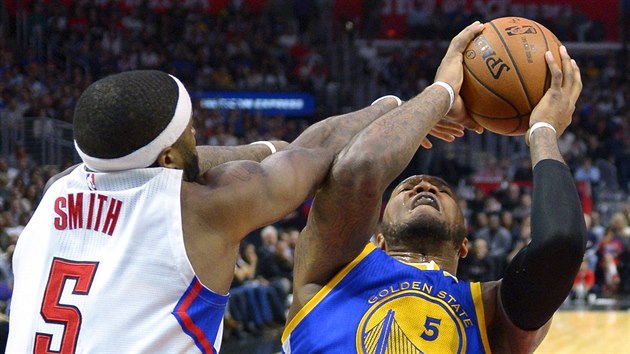 Josh Smith (vlevo) z LA Clippers fauluje Marreese Speightse z Golden State.