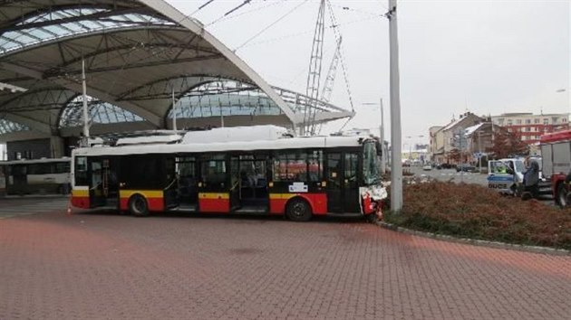 Nehoda trolejbusu na autobusovm terminlu v Hradci Krlov.