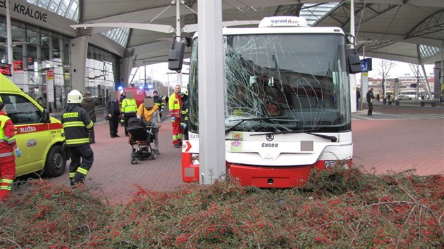 Nehoda trolejbusu na autobusovm terminlu v Hradci Krlov.