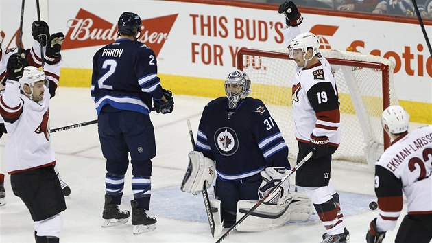 Ondej Pavelec inkasuje v brance Winnipegu, pekonal ho Shane Doan z Arizony (s slem 19).