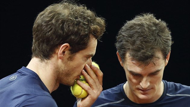 BRATE, UDLME TO TAKHLE. Andy Murray (vlevo) a Jamie Murray diskutuj bhem finle Davis Cupu proti Belgii.
