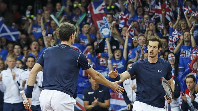 DOBR PRCE. Andy Murray (vpravo) a Jamie Murray se raduj ze zisku fiftnu ve finle Davis Cupu.