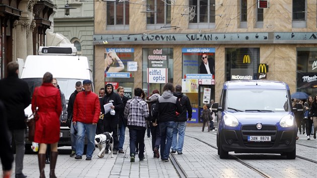 A dvacet tramvaj za hodinu, dodvka, osobk, sem tam velk nklak. Lid, kte potebuj projt z nmst Svobody pes Masarykovu ulici k hlavnmu ndra, se mus mt opravdu na pozoru. I kdy kr po sv p zn.