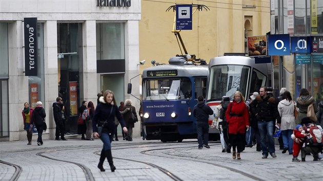 A dvacet tramvaj za hodinu, dodvka, osobk, sem tam velk nklak. Lid, kte potebuj projt z nmst Svobody pes Masarykovu ulici k hlavnmu ndra, se mus mt opravdu na pozoru. I kdy kr po sv p zn.