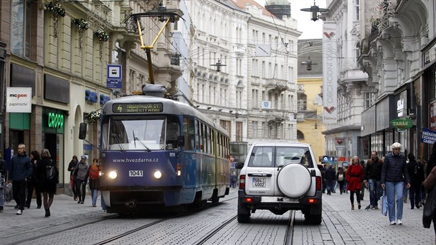 A dvacet tramvaj za hodinu, dodvka, osobk, sem tam velk nklak. Lid, kte potebuj projt z nmst Svobody pes Masarykovu ulici k hlavnmu ndra, se mus mt opravdu na pozoru. I kdy kr po sv p zn.