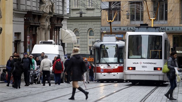 A dvacet tramvaj za hodinu, dodvka, osobk, sem tam velk nklak. Lid, kte potebuj projt z nmst Svobody pes Masarykovu ulici k hlavnmu ndra, se mus mt opravdu na pozoru. I kdy kr po sv p zn.