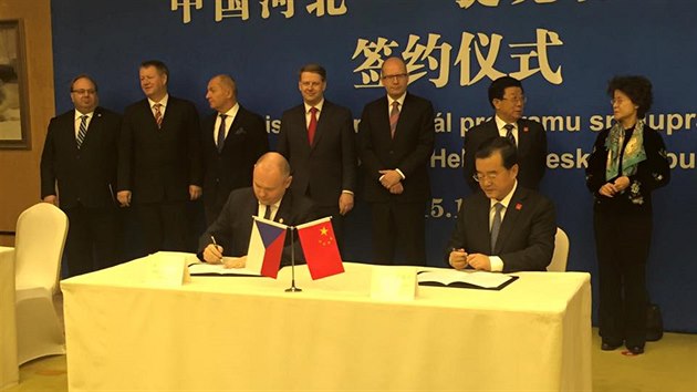 Jihomoravsk hejtman Michal Haek (SSD) podepisuje s guvernrem provincie Hebei memorandum o spoluprci na projektu lzn.