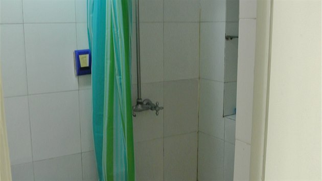 Sprcha je tsn vedle zchodu. Kout oddluje od WC sprchov zvs. 