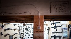 Obchod se zbranmi v iráckém Irbílu. Zbran se tu nejen prodávají, ale i...