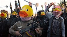 Komici na internetu nahrazují hlavy islamistů gumovými kachničkami. (29.... Komici na internetu nahrazují hlavy islamistů gumovými kachničkami. (29....