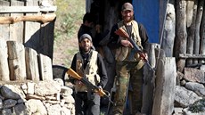 Turkmentí bojovníci u vesnice Jamadi na severozápad Sýrie (24. listopadu 2015)