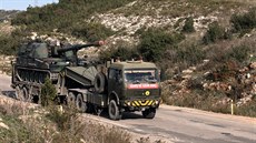 Turecká armáda přesunuje mobilní houfnici k vesnici Yayladagi u hranic Sýrie... Turecká armáda přesunuje mobilní houfnici k vesnici Yayladagi u hranic Sýrie...