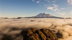Umlec na asosbrném videu zachytil vrcholky hor vystupující nad mraky